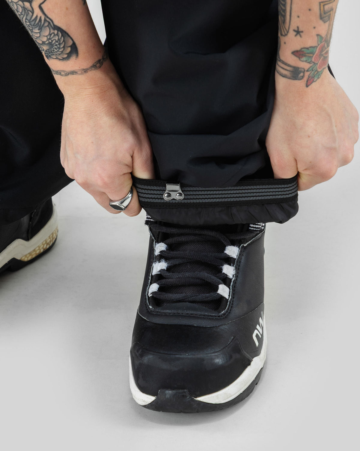 Park Pants Black - snow lock detail