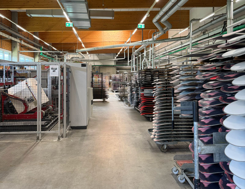Snowboards in productie in een snowboardfabriek