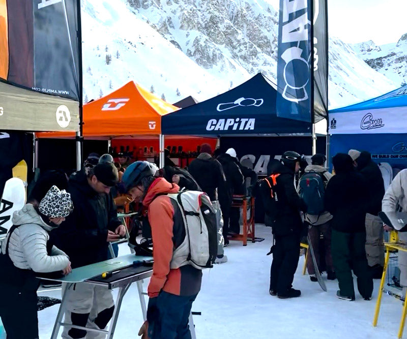 One80-crew test de snowboards van volgend seizoen op een testevent in de bergen
